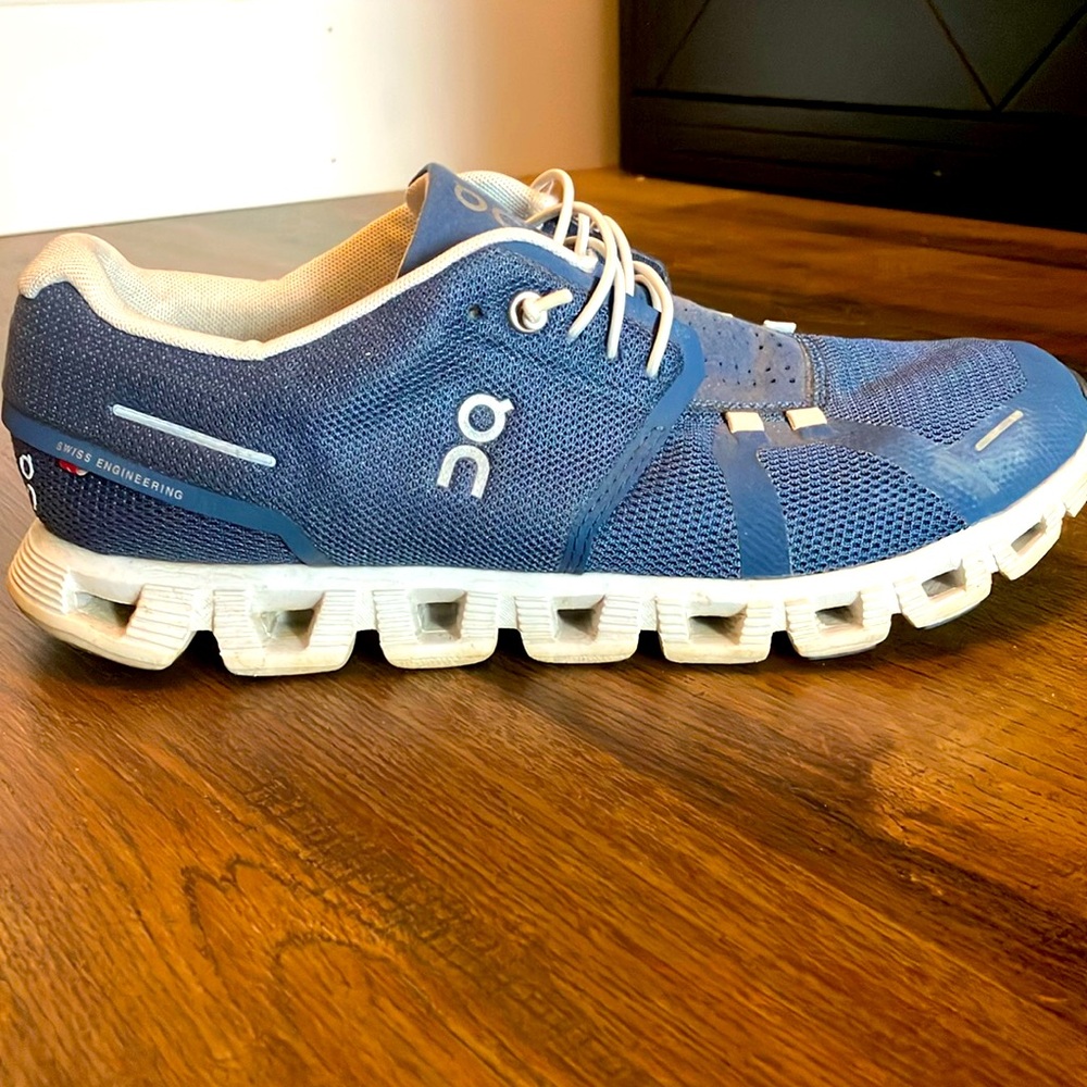 On clouds women’s size 9.5
Blue